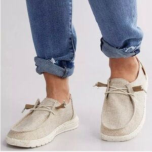 Hey Dude Women's Wendy Chambray Beige Casual Moccasin Sneakers Size 7 Cushioned